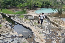 Doanh nghiệp ung dung “xài” mỏ khoáng nóng, bán vé thu lợi