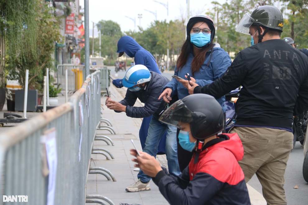 Hà Nội: Đông nghịt người quét QR Code tại ổ dịch Phú Đô - 7 Hà Nội: Đông nghịt người quét QR Code tại ổ dịch Phú Đô - 7