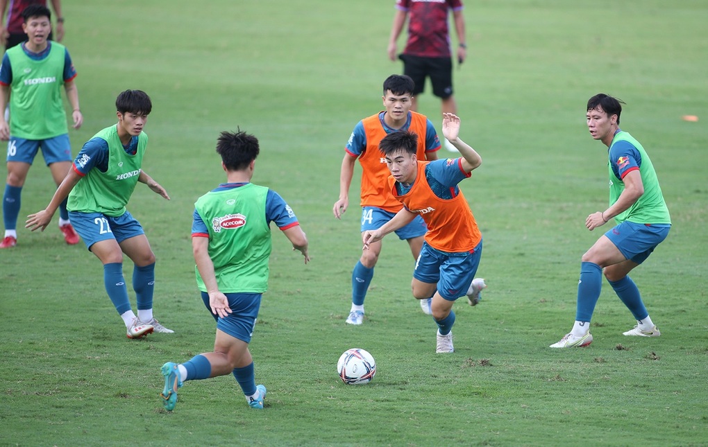 HLV Philippe Troussier nhận tin không vui từ Nguyên Mạnh, Tiến Linh - 3 HLV Philippe Troussier nhận tin không vui từ Nguyên Mạnh, Tiến Linh - 3