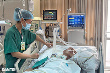 Chàng trai trẻ nguy kịch, người mẹ gần 80 tuổi bán từ yến thóc đến đôi gà