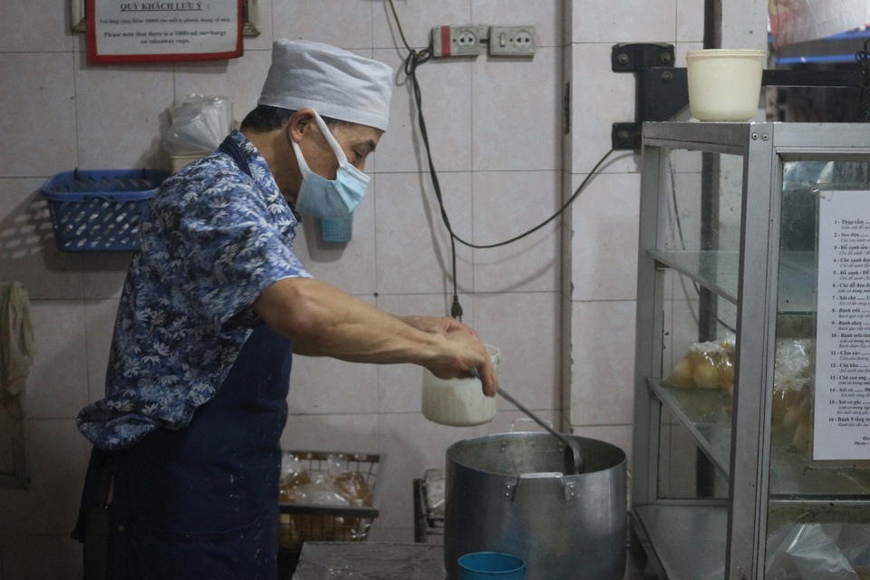 Người dân xếp hàng dài mua bánh trôi, bánh chay về cúng Tết Hàn thực - 8 Người dân xếp hàng dài mua bánh trôi, bánh chay về cúng Tết Hàn thực - 8