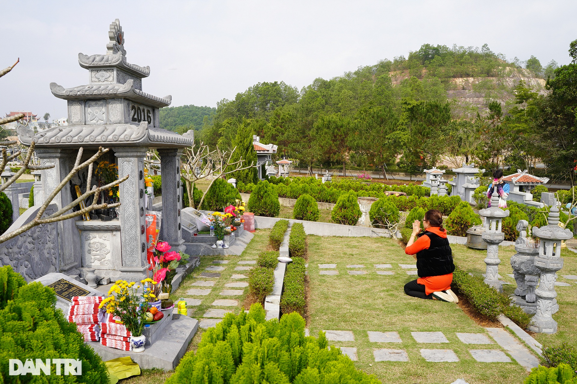 Người dân tấp nập đi tảo mộ dịp cuối năm - 10 Người dân tấp nập đi tảo mộ dịp cuối năm - 10
