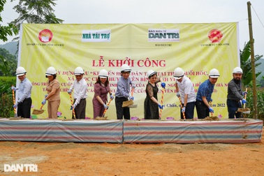 Khởi công xây cầu Khuyến học và Dân trí giúp hơn 200 học sinh vượt lũ