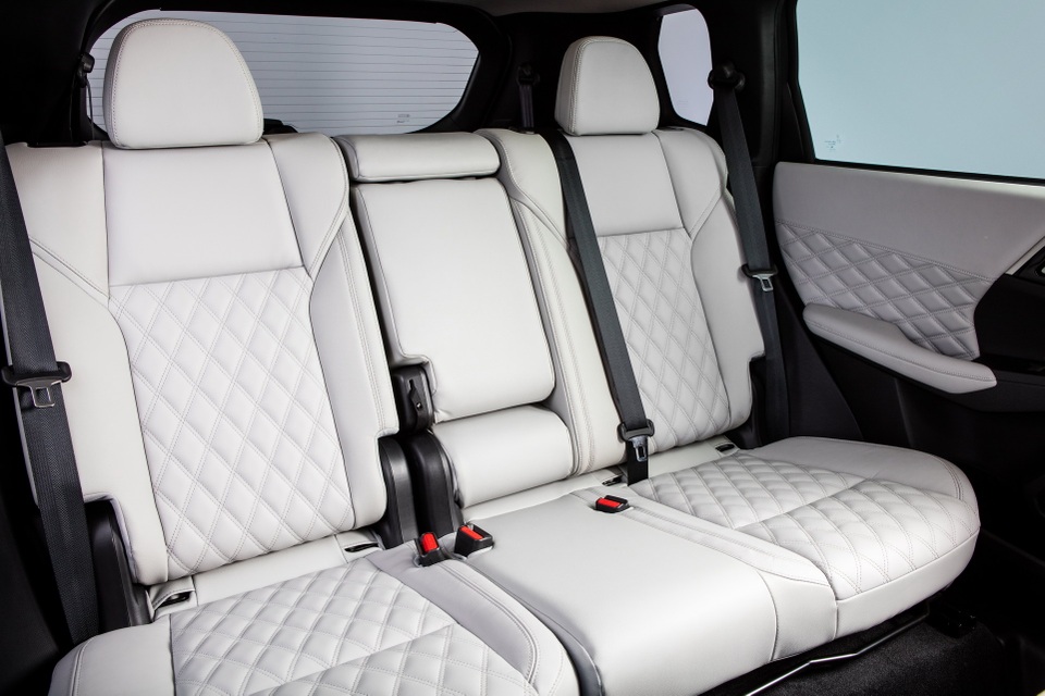 Mitsubishi Outlander 2022 ghi điểm về thiết kế, bị trừ điểm động cơ - 26 Mitsubishi Outlander 2022 ghi điểm về thiết kế, bị trừ điểm động cơ - 26