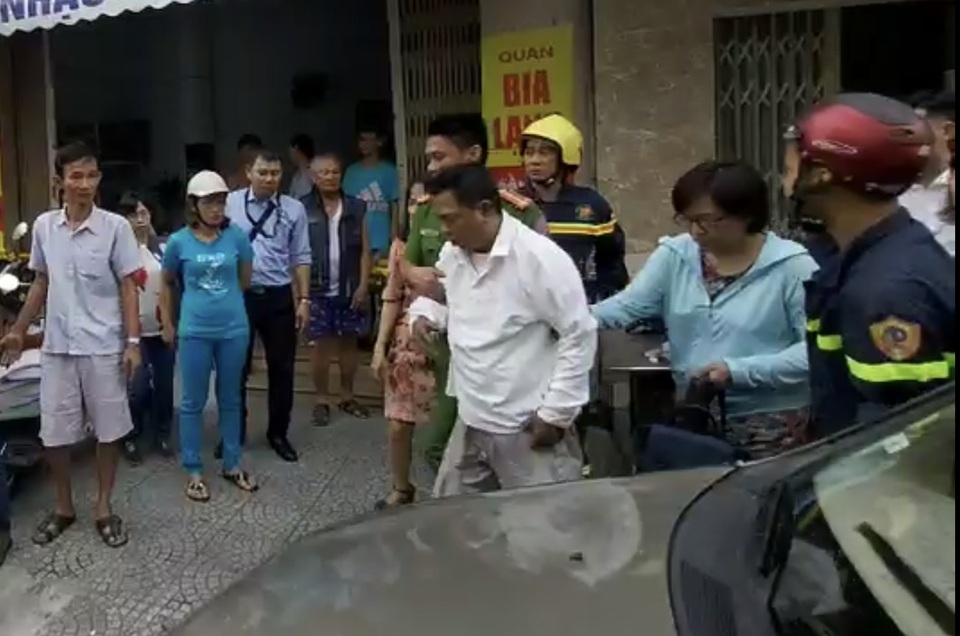 Giải cứu hai nạn nhân khỏi đám cháy nhà ngày mùng 1 Tết - 2 Giải cứu hai nạn nhân khỏi đám cháy nhà ngày mùng 1 Tết - 2