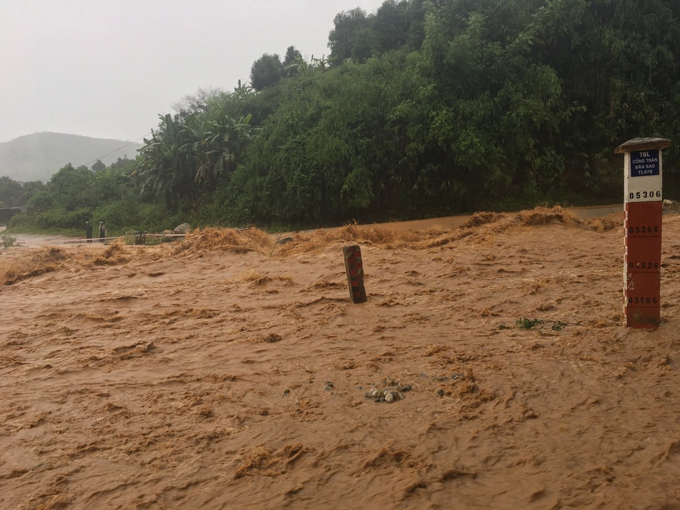 Sạt lở, mưa lũ lớn, Kon Tum sơ tán hàng chục hộ dân - 3