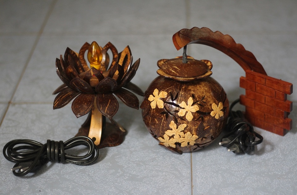 Người đàn ông khuyết tật và những sản phẩm độc đáo từ gáo dừa - 2 Người đàn ông khuyết tật và những sản phẩm độc đáo từ gáo dừa - 2