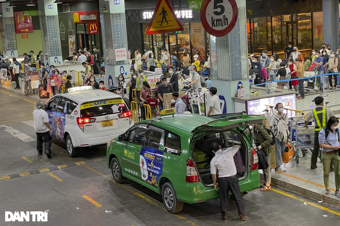 Khách sân bay khó bắt taxi qua app, phải trả tiền gấp đôi để đi xe cò mồi - 1 Khách sân bay khó bắt taxi qua app, phải trả tiền gấp đôi để đi xe cò mồi - 1