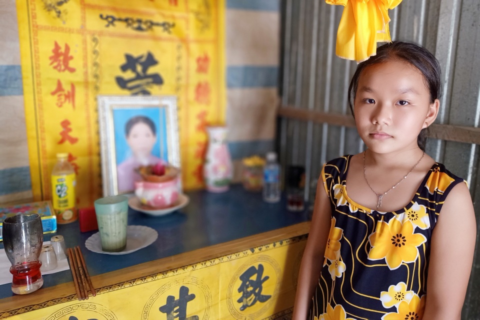 Thương bé gái xinh xắn sống bữa đói, bữa no với ngoại gù lưng, cậu tâm thần - 1 Thương bé gái xinh xắn sống bữa đói, bữa no với ngoại gù lưng, cậu tâm thần - 1