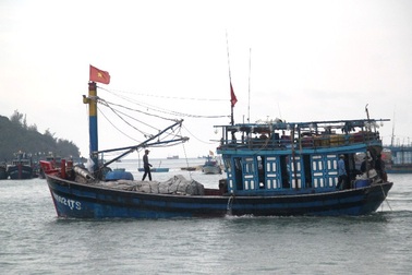 Tàu cá hỏng máy thả trôi trên biển, 5 ngư dân chờ được ứng cứu