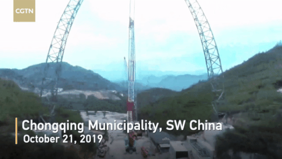 Người chơi gào khóc thảm thiết khi ngồi lên xích đu trên vách đá cao 700m - 1 Người chơi gào khóc thảm thiết khi ngồi lên xích đu trên vách đá cao 700m - 1