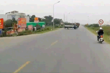 Sang đường bất cẩn, đồng nghiệp hại nhau