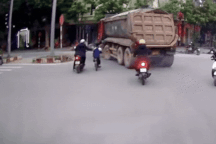 Tài xế kể phút ra tay dứt khoát, kéo cháu bé thoát tử thần dưới bánh xe tải