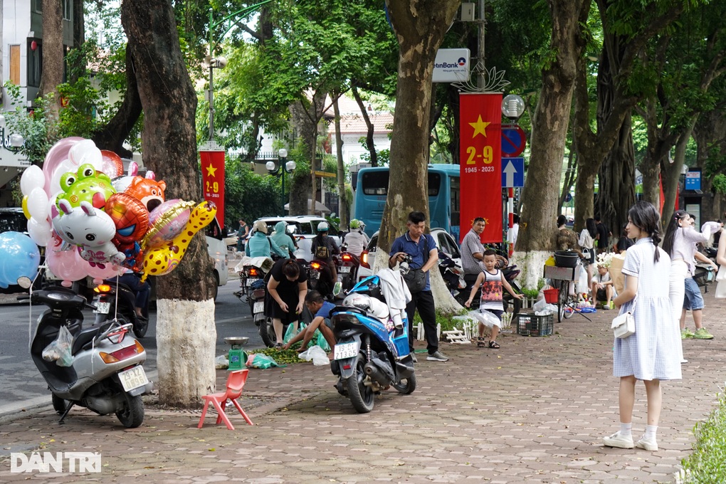 Hà Nội: Đường Phan Đình Phùng như phố đi bộ vì dòng người đổ về chụp ảnh - 4 Hà Nội: Đường Phan Đình Phùng như phố đi bộ vì dòng người đổ về chụp ảnh - 4