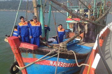 Xuyên đêm cứu 10 ngư dân gặp nạn trên biển