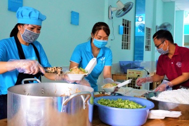 Quán cơm 2000 đồng ở Tây Đô đỏ lửa suốt mùa Covid-19