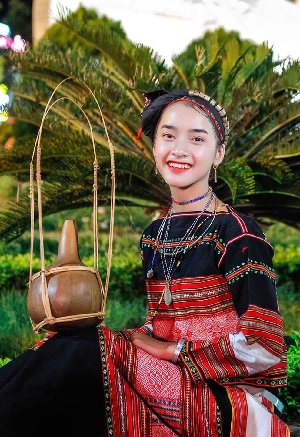 Sơn nữ Bana 17 tuổi hút triệu view với những clip lên nương làm rẫy - 4 Sơn nữ Bana 17 tuổi hút triệu view với những clip lên nương làm rẫy - 4