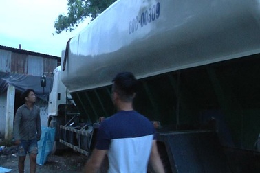 Rút ruột cả… xe bồn chở cám heo