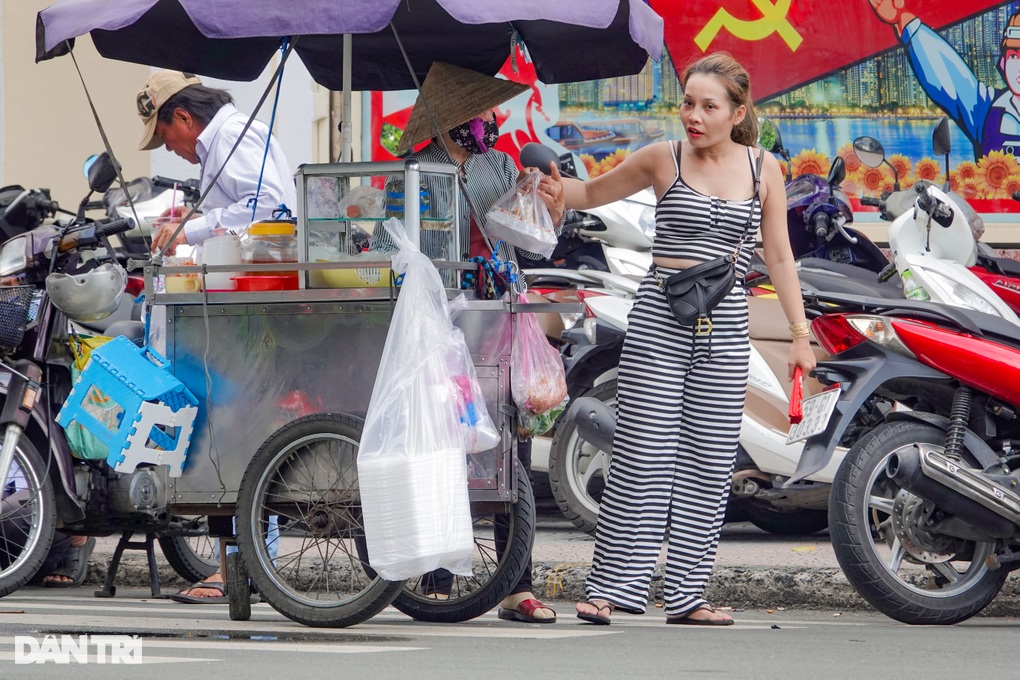 Vừa nghe đề án thu phí vỉa hè, tiểu thương hét lớn: Chắc tôi trốn luôn - 3 Vừa nghe đề án thu phí vỉa hè, tiểu thương hét lớn: Chắc tôi trốn luôn - 3