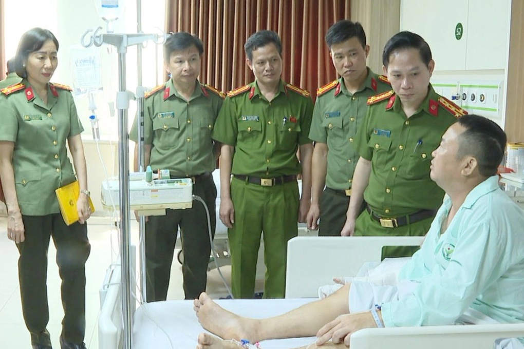 Phó công an xã bị côn đồ chém trong trụ sở được phẫu thuật thành công - 1 Phó công an xã bị côn đồ chém trong trụ sở được phẫu thuật thành công - 1