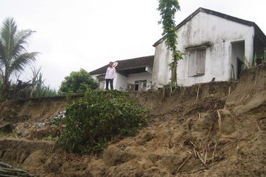 Cầu tràn bị lũ cuốn trôi, hàng ngàn người dân bị cô lập