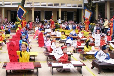 HS tiểu học “hóa thân” vào lễ hội Tết xưa 