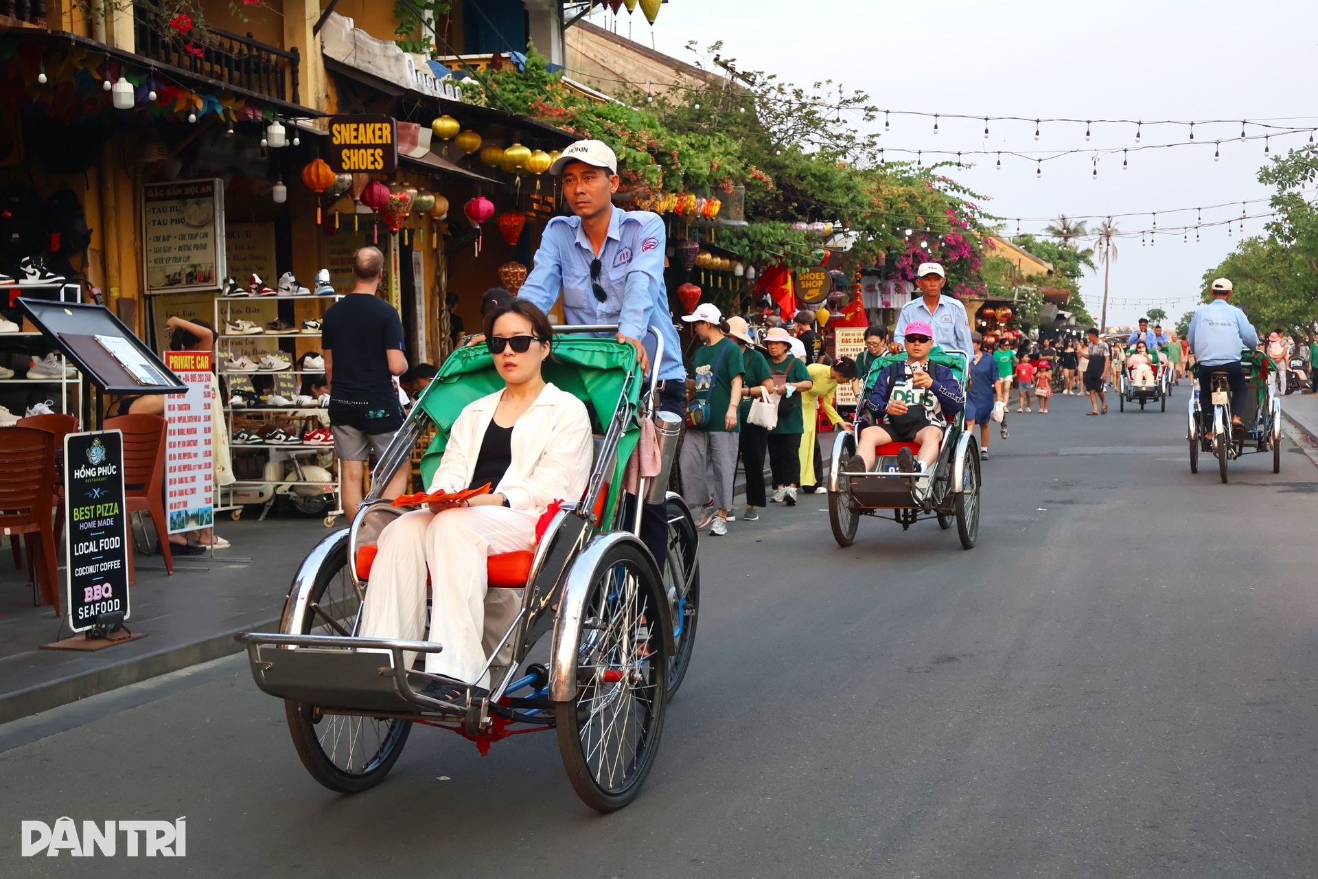 Nắng nóng, phố cổ Hội An vẫn đông nghịt du khách dịp lễ 30/4 - 3