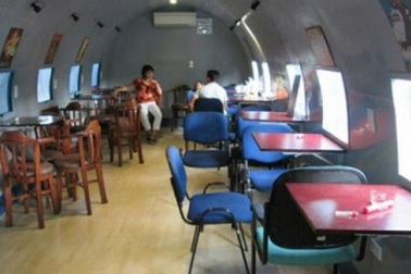 Kinh doanh siêu độc: Ngồi “máy bay” uống cà phê, lên ô tô ăn bún chả