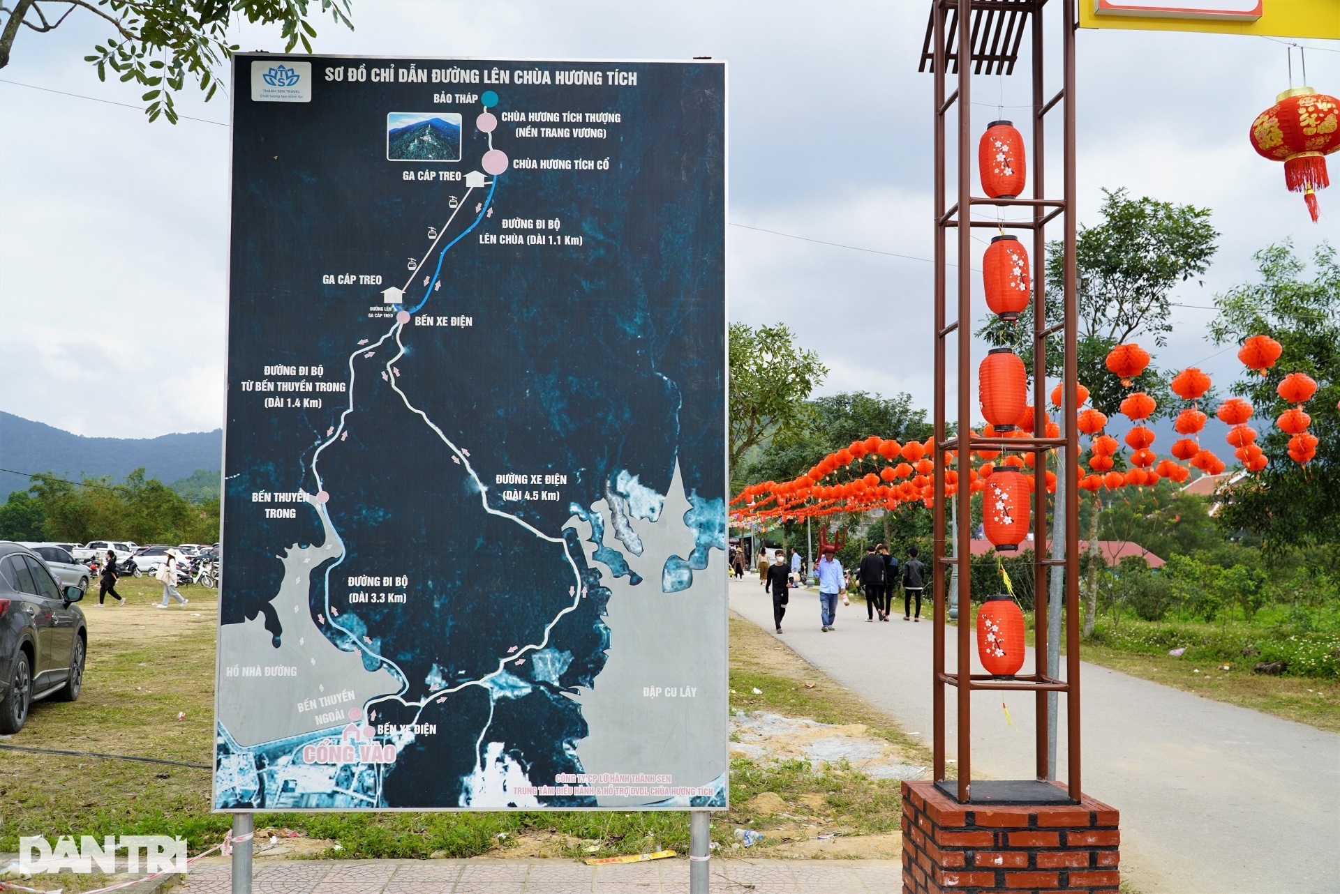 Chen chân đổ dầu gió xoa tượng hổ mong chữa bách bệnh ở chùa Hương Tích - 3 Chen chân đổ dầu gió xoa tượng hổ mong chữa bách bệnh ở chùa Hương Tích - 3