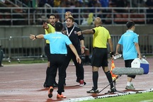 Trợ lý tuyển Thái Lan trợn mắt, chỉ tay với HLV Park Hang Seo