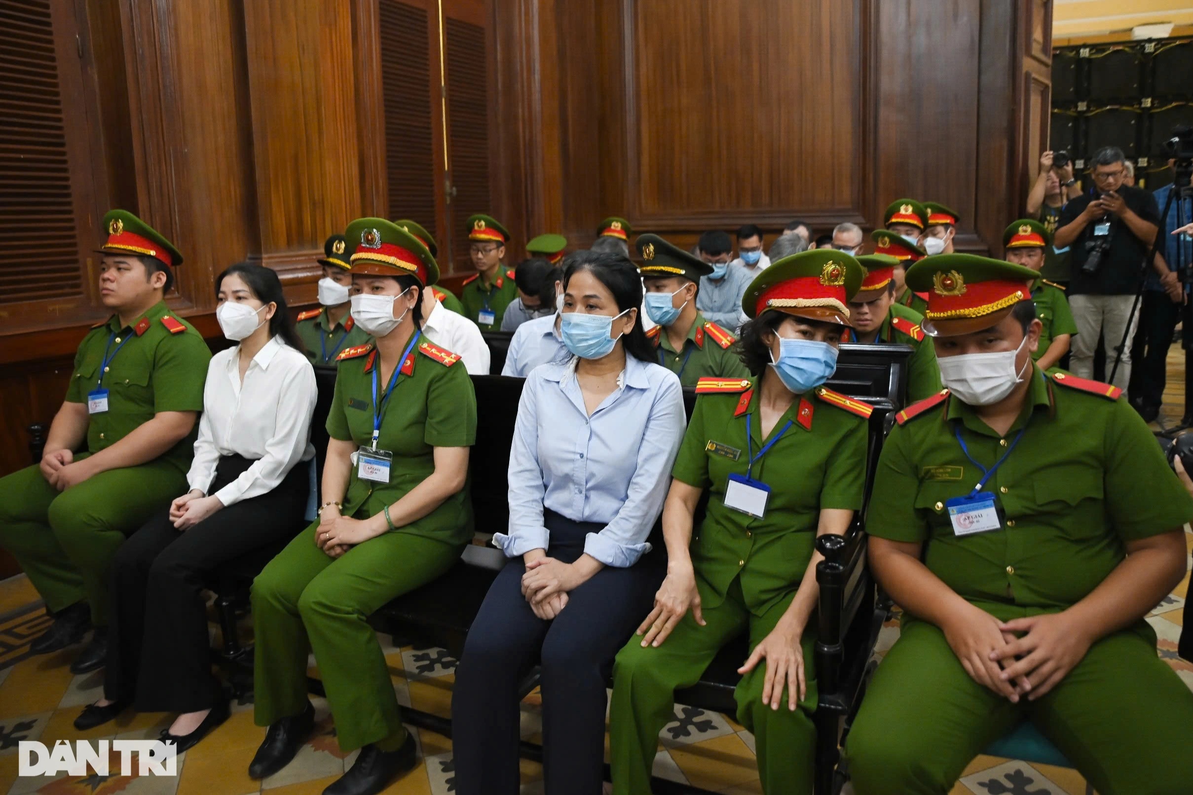 View - Bà chủ Xuyên Việt Oil cùng nhiều quan chức hầu tòa tại TPHCM | Báo Dân trí