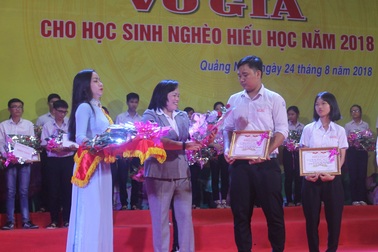 Quảng Ngãi: Trao 280 suất học bổng đến học sinh nghèo hiếu học