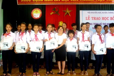 Trao 472 suất học bổng đến học sinh nghèo vượt khó