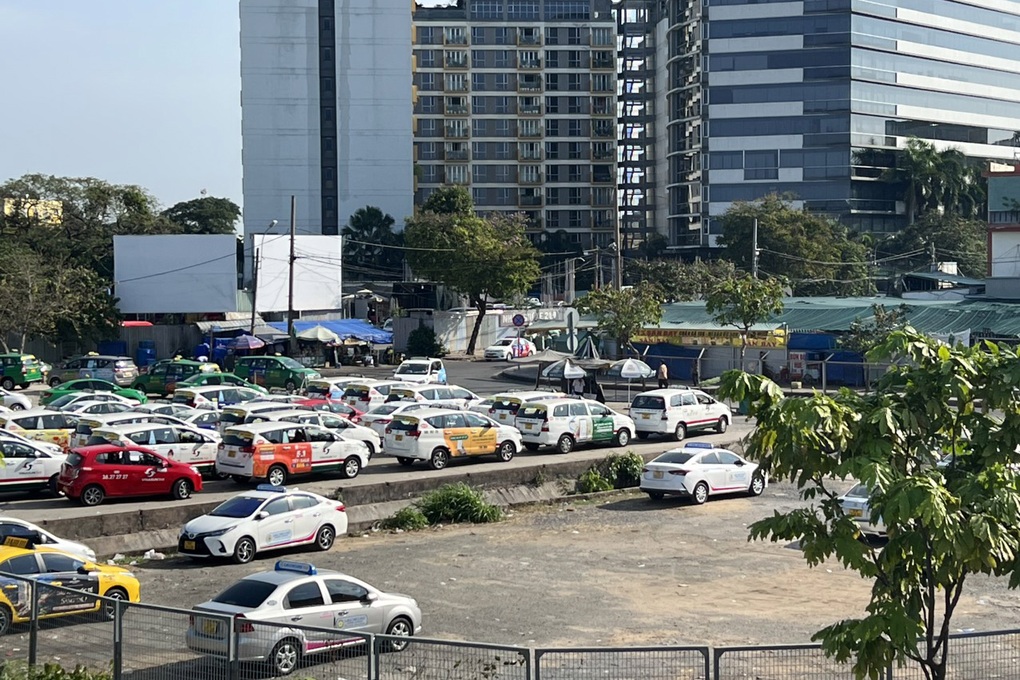 Có bãi đệm, taxi vẫn dừng bờ đậu bụi quanh sân bay Tân Sơn Nhất - 3 Có bãi đệm, taxi vẫn dừng bờ đậu bụi quanh sân bay Tân Sơn Nhất - 3
