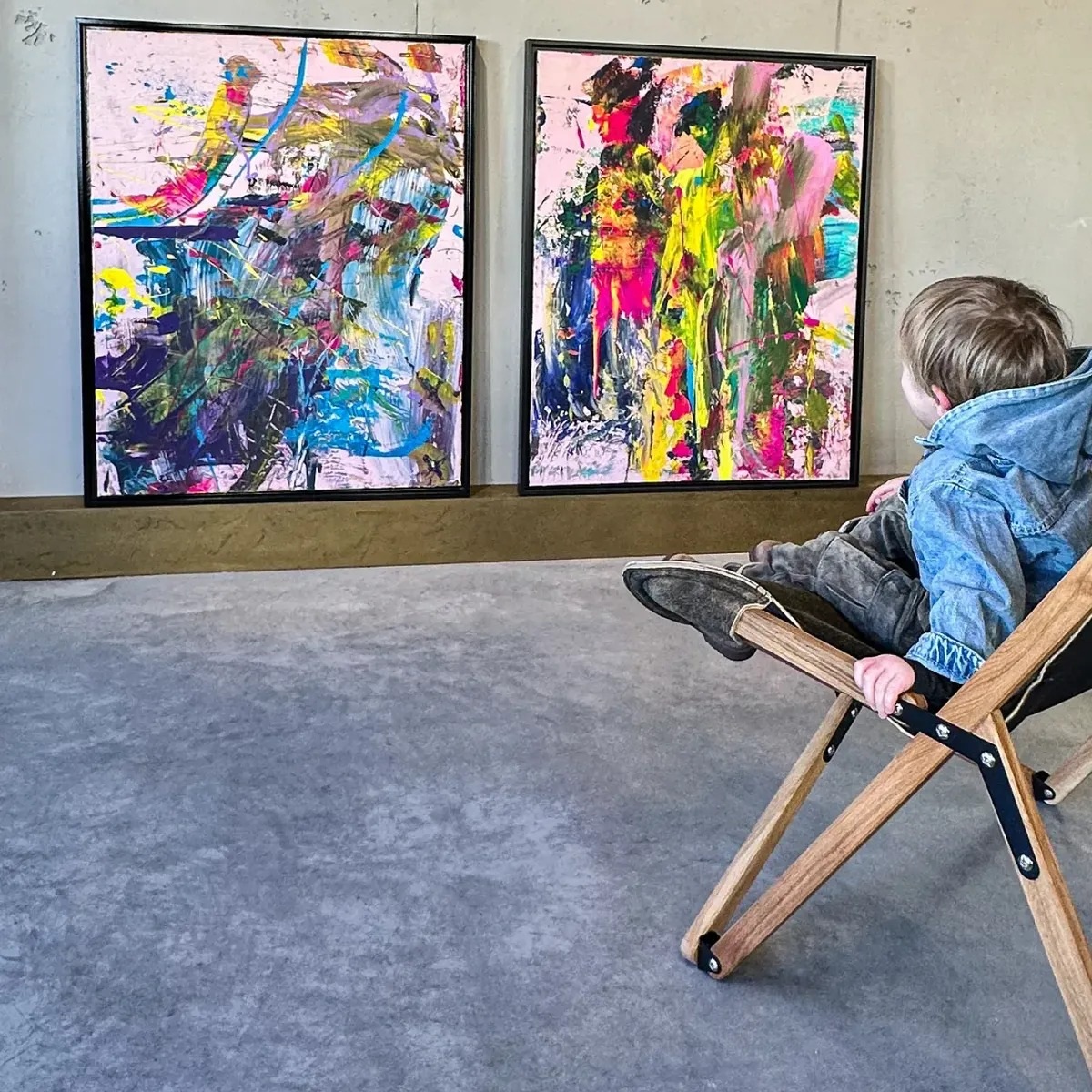 Cậu bé tiểu Picasso mới 2 tuổi đã bán tranh giá 7.000 USD mỗi bức - 4