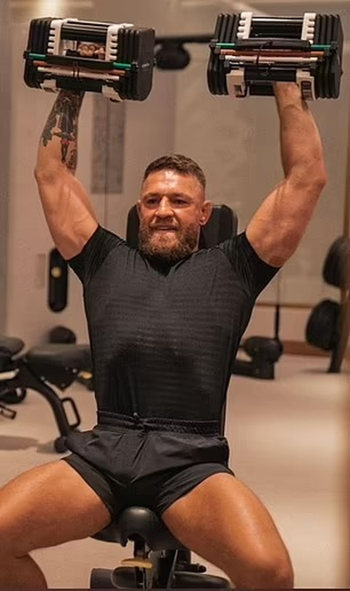 Kinh ngạc vóc dáng như cỗ xe tăng của tay đấm McGregor - 1 Kinh ngạc vóc dáng như cỗ xe tăng của tay đấm McGregor - 1