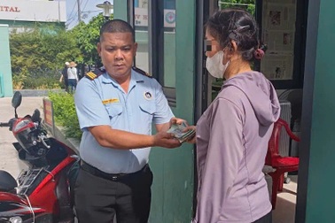 Người phụ nữ bật khóc khi nhận lại số tiền gom góp để chữa bệnh cho chồng