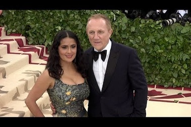 Salma Hayek đẹp đôi bên chồng