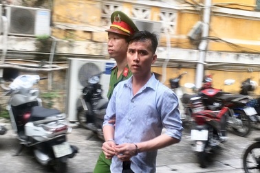 Người chồng vô tư xem phim bên xác vợ