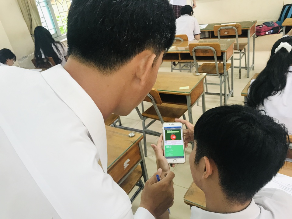 Học trò làm bài kiểm tra trên điện thoại: Ngăn kẻ gian lận đóng thế - 4 Học trò làm bài kiểm tra trên điện thoại: Ngăn kẻ gian lận đóng thế - 4