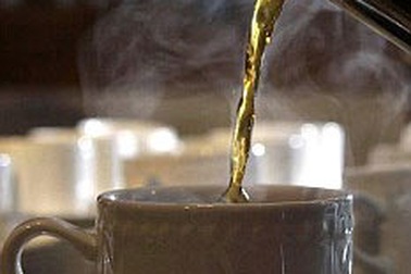 Không nên uống trà quá nóng 