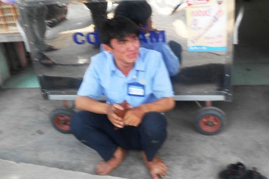 Vụ mất xe máy trong 3 giây: Anh Thiên mồ côi mẹ từ nhỏ