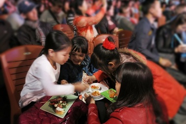 Đầu bếp quốc tế thết đãi du khách món ngon ở Hội An