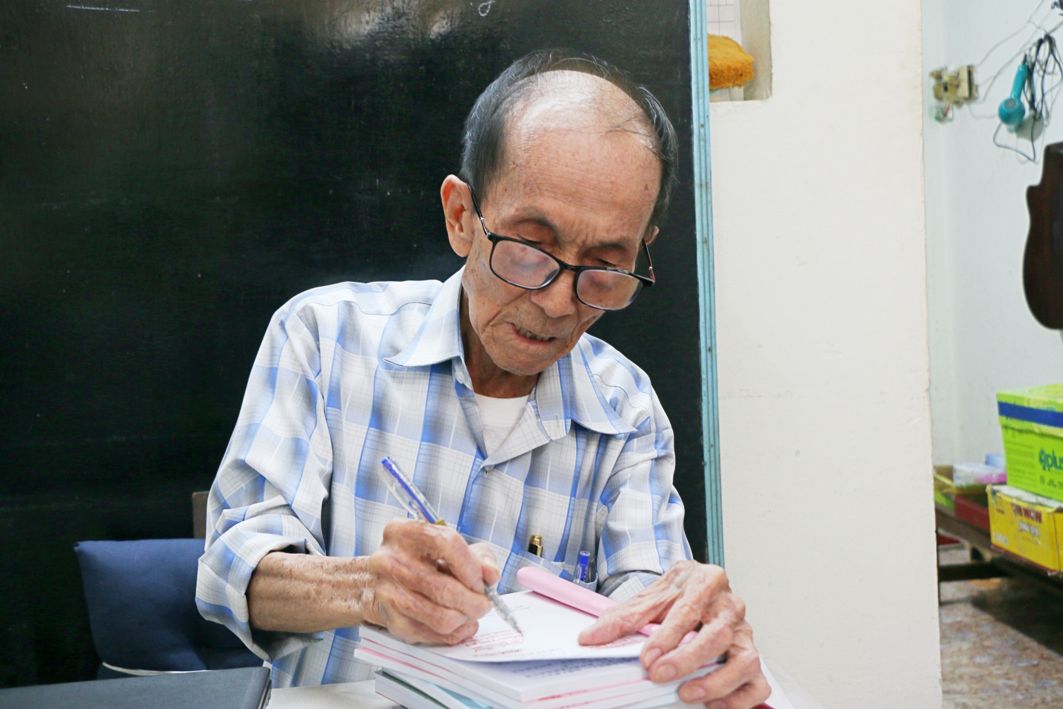 Thí sinh gần 90 tuổi thi thạc sĩ ở Cần Thơ: Gà trống nuôi 4 con thành tài