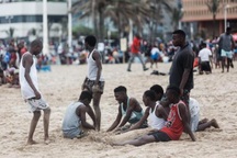 Nam Phi "thả nổi" Covid-19 sau sóng Omicron