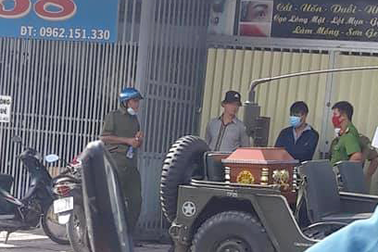 Thi thể trẻ sơ sinh bỏ trong thùng rác ven đường