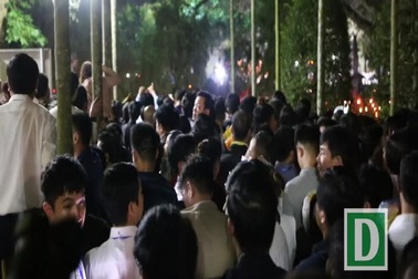 Video kiệu rước ấn hứng "cơn mưa" tiền lẻ