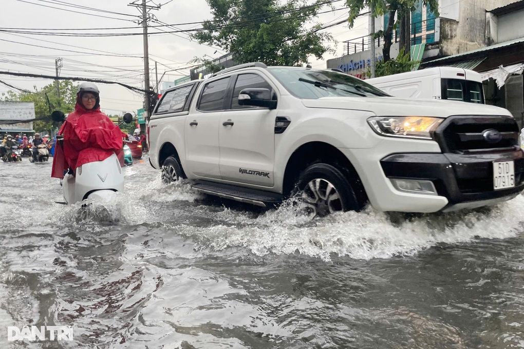 Đầu mùa mưa, khu vực chợ Thủ Đức ở TPHCM lại ngập nặng - 2
