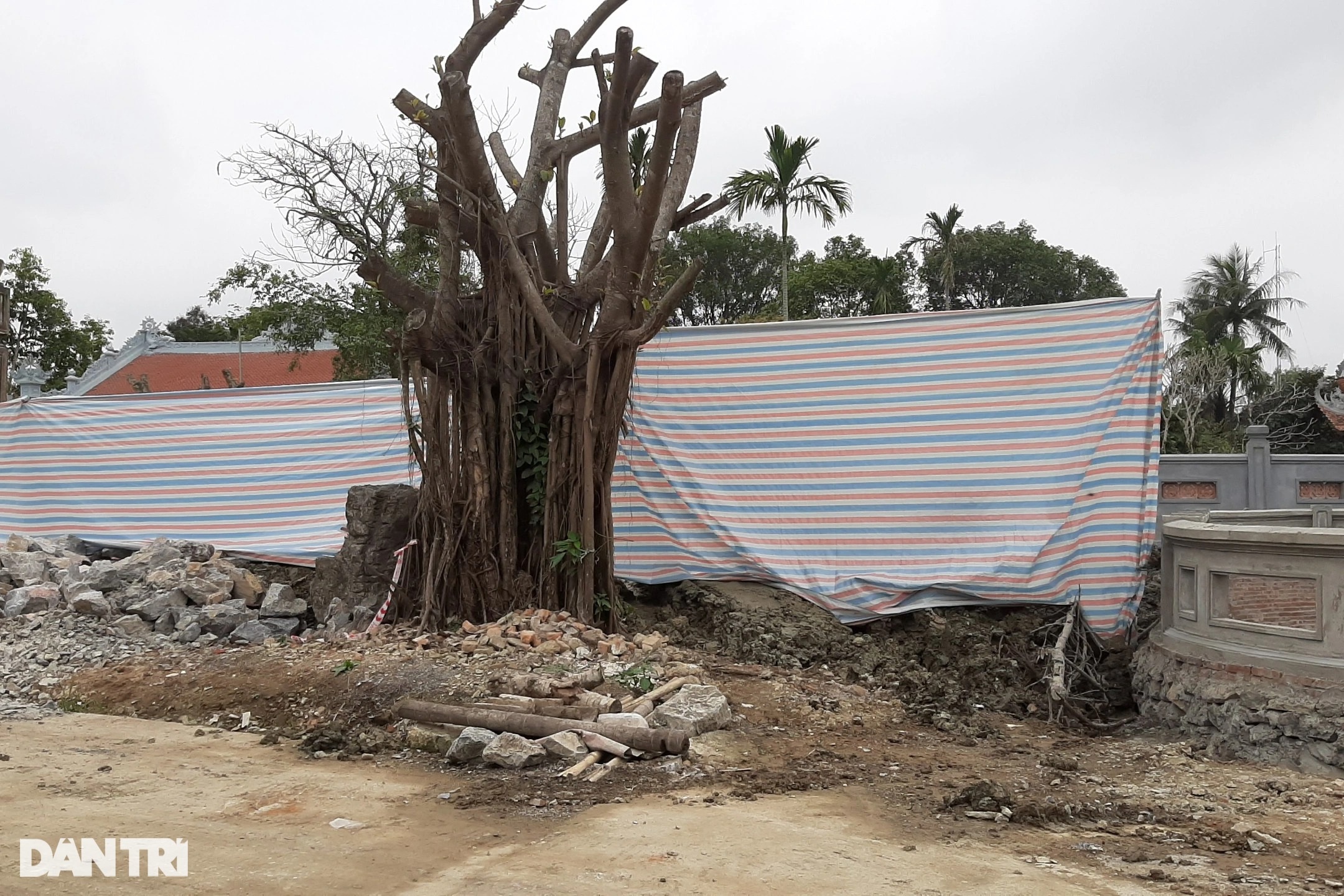 Dân bức xúc vì giếng cổ bị phá khi thi công dự án trùng tu di tích - 4