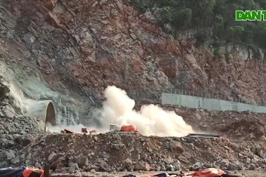 Cận cảnh nổ mìn, đào hầm xuyên núi đầu tiên ở Quảng Ninh